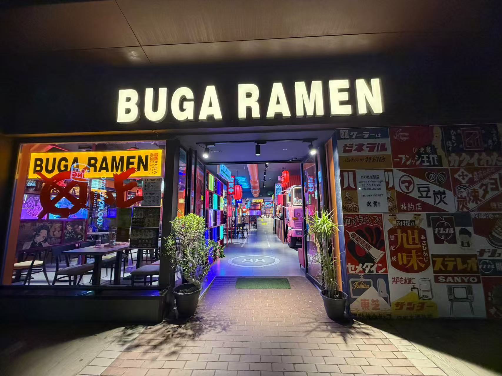 Fachada del local por la noche